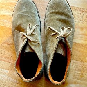 Astor flex green flex chukka/ dessert boots in stone. Italian